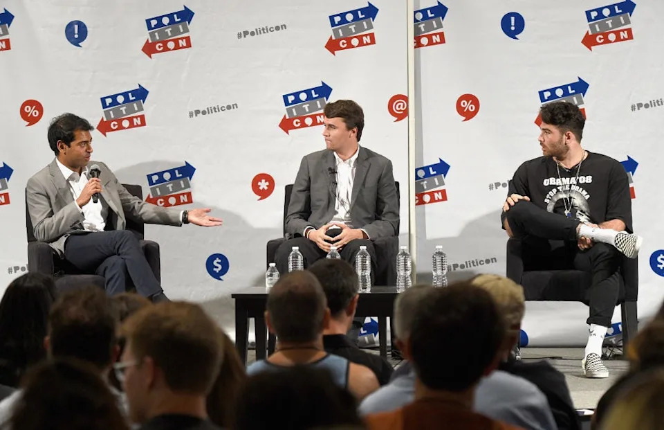 تشارلي كيرك وحسن بايكر مناقشة في Politicon.