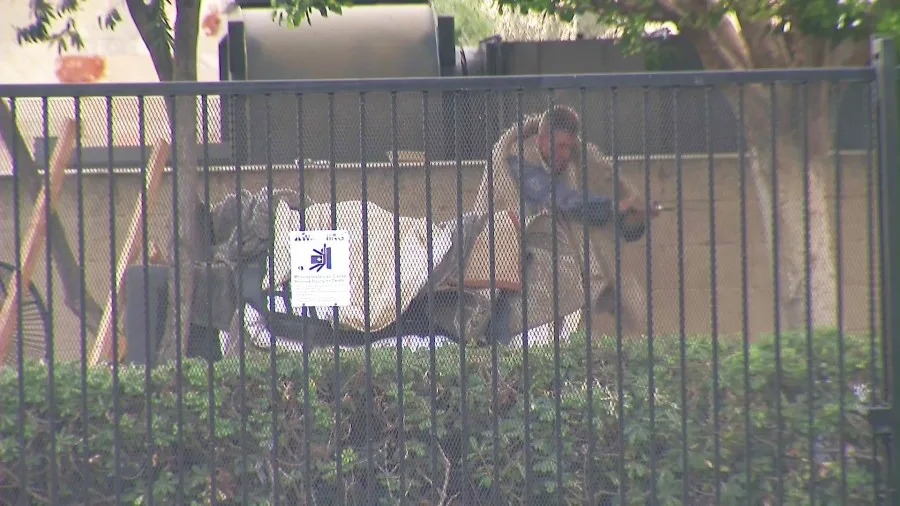 شاهد رجل في معسكر المشردين وهو يلوح بسكين كبير. (KTLA)