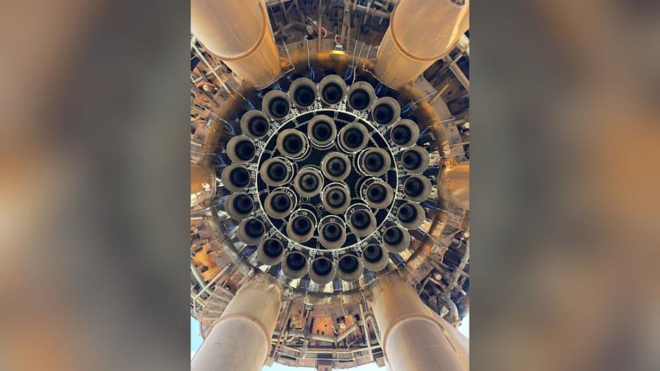 منظر يبحث في مركبة الفضاء الفضائية في SpaceX. سلسلة من المحركات الدائرية تجعل صفيف مذهل.