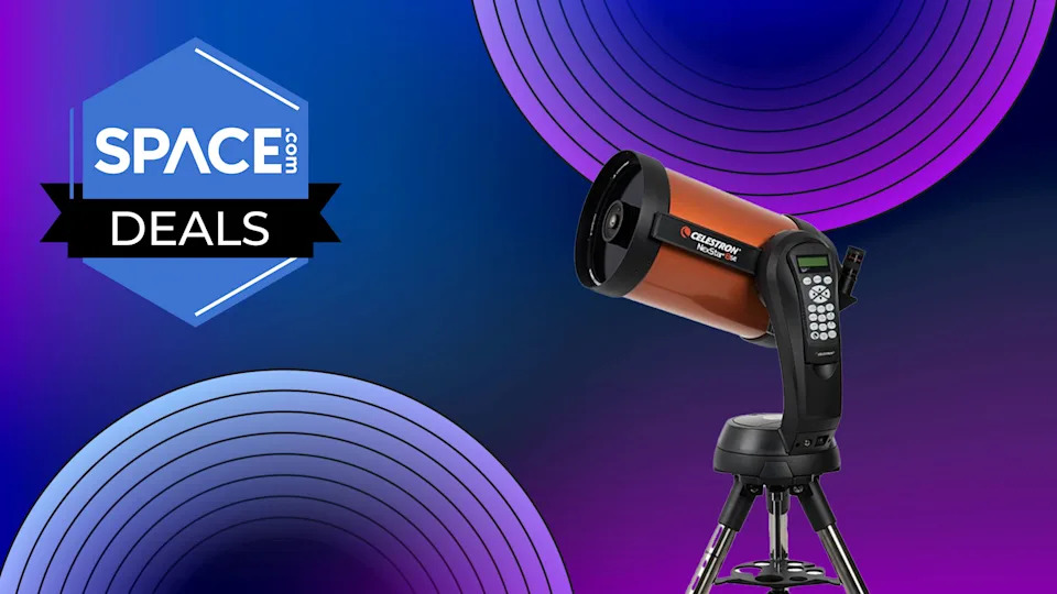 تلسكوب Celestron Nexstar 8se مع أنبوب برتقالي بصري على خلفية زرقاء تتميز بدوائر الديسكو مع شعار Space.com في الزاوية اليسرى العليا