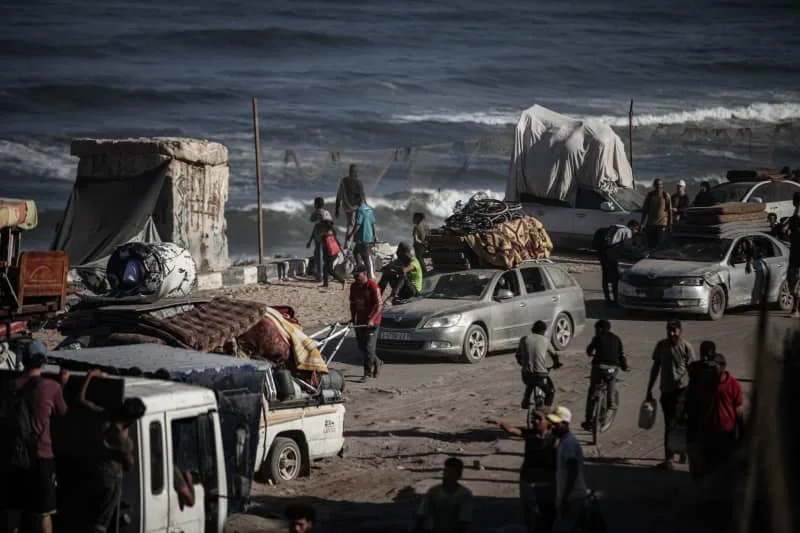 يفر الفلسطينيون النازحون من مدينة غزة ، سيرا على الأقدام والمركبات ، يحملون ممتلكاتهم على طول الطريق الساحلي في نوسائر باتجاه قطاع غزة الجنوبي. Moiz Salhi/APA صور عبر Zuma Press Wire/DPA