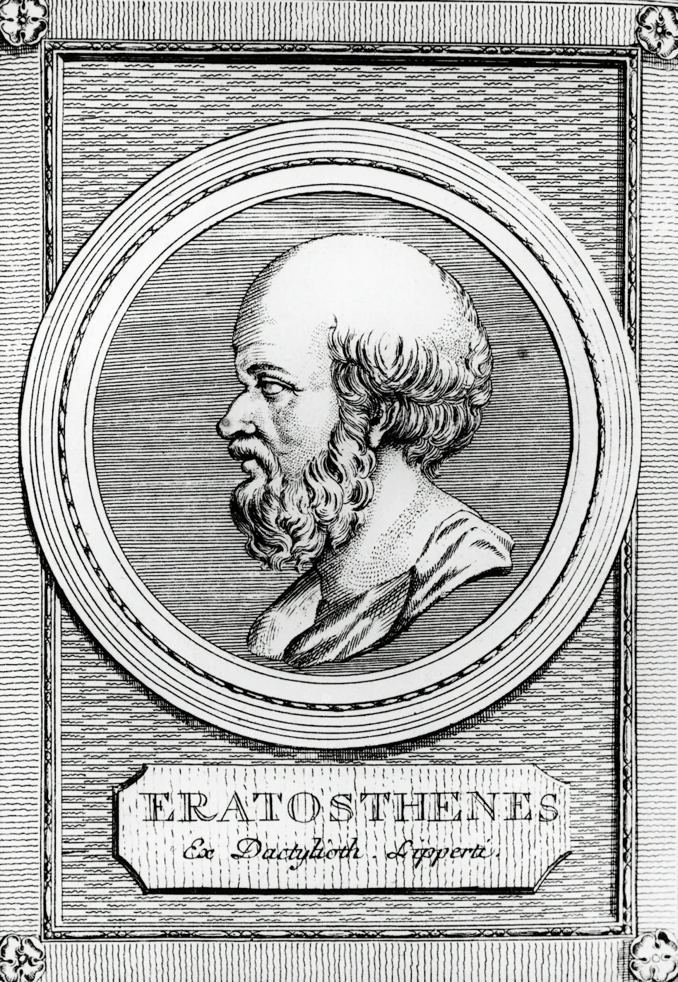 نقش Eratosthenes ، وهو باحث يوناني قديم ، في الملف الشخصي داخل إطار دائري مزخرف ، يظهر لحيته وميزاته التفصيلية