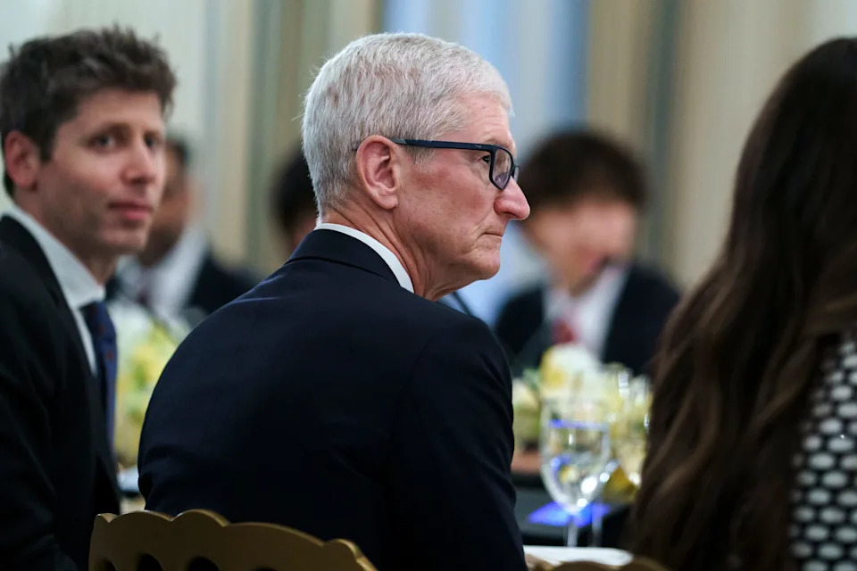 تيم كوك ، الرئيس التنفيذي لشركة Apple خلال عشاء استضافته رئيس الولايات المتحدة دونالد ترامب مع قادة التكنولوجيا الأمريكية في البيت الأبيض ، واشنطن العاصمة ، الولايات المتحدة الأمريكية ، 04 سبتمبر 2025. EPA/Will Oliver/Pool