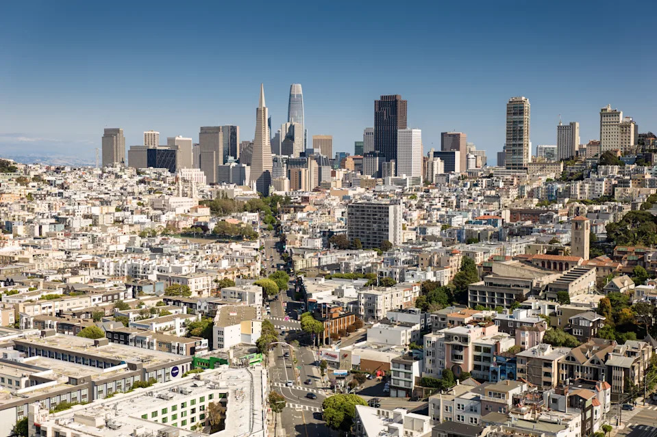 San Francisco Skyline مع ناطحات السحاب والمباني المزدحمة بكثافة ، وتعرض التنمية الحضرية