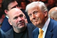 رئيس UFC دانا وايت (يسار) والرئيس الأمريكي دونالد ترامب