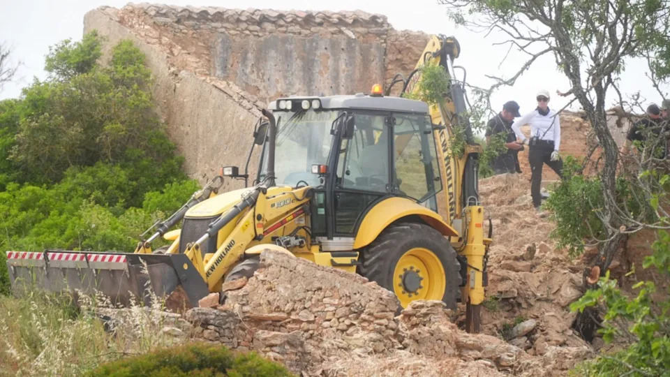 تستخدم فرق البحث حفارًا خلفيًا بجوار عقار مهجور ومهجر بالقرب من Praia de Luz ، البرتغال ، حيث يتم إجراء عمليات تفتيش من قبل ضباط يحققون في اختفاء Madeleine McCann ، في الريف على بعد بضعة أميال من المنتجع حيث شوهدت آخر مرة في عام 2007.
