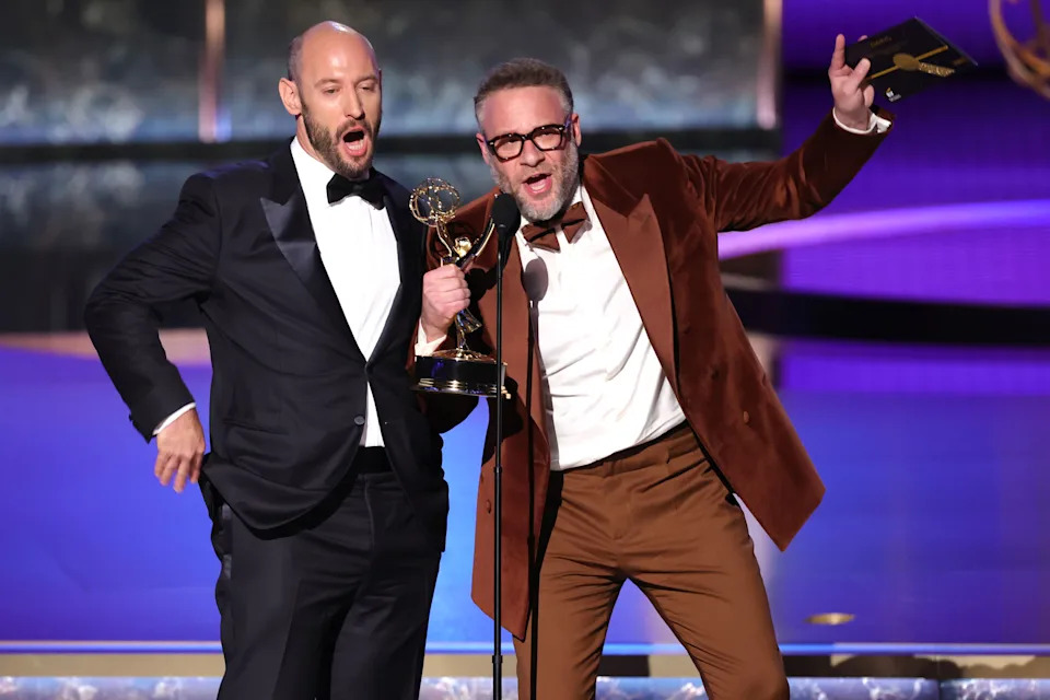 يقبل Evan Goldberg و Seth Rogen جائزة الإخراج المتميز لجائزة سلسلة الكوميديا. (Kevin Winter/Getty Images)