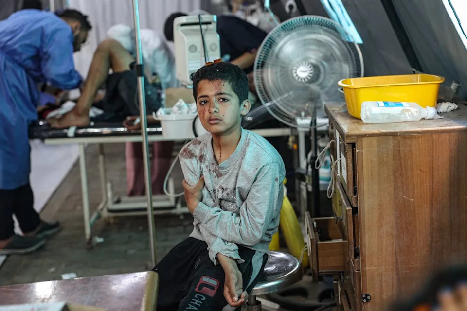 صبي فلسطيني مصاب ينتظر العلاج في مستشفى الكويتي بعد الإضرابات الإسرائيلية في رفه في قطاع غزة الجنوبي (AFP/GETTY)