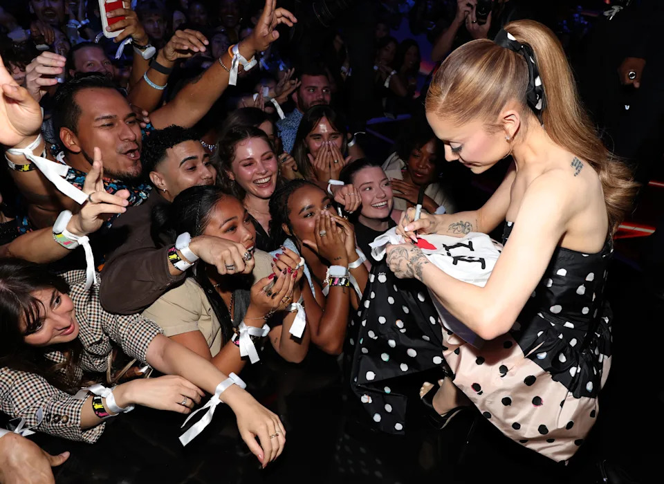 أريانا غراندي توقيع توقيعات للجماهير في الحفرة في 2025 VMAs.