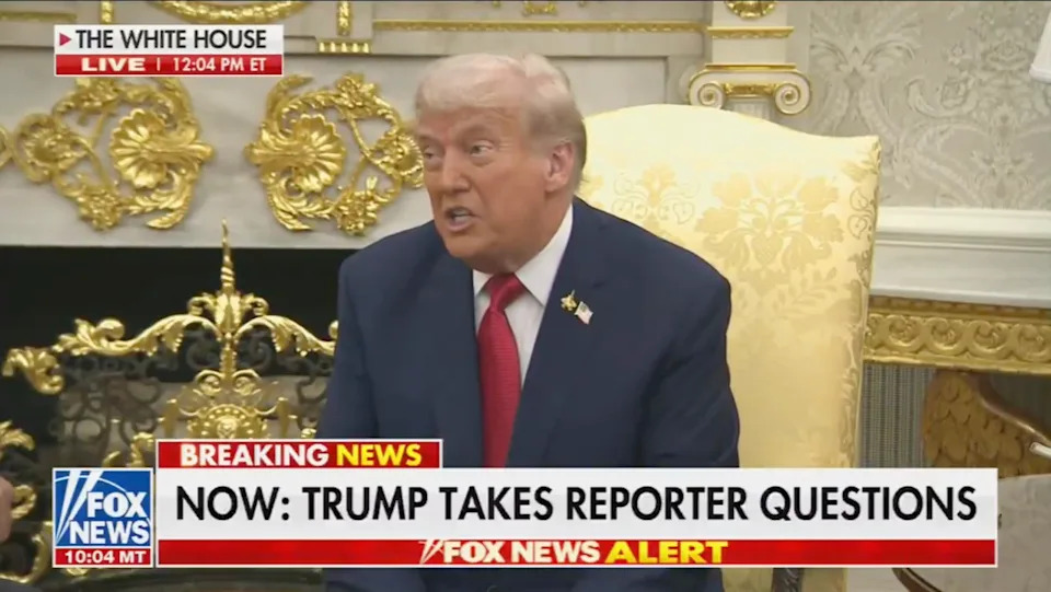 يجلس دونالد ترامب في غرفة مزخرفة مع لهجات ذهبية ، والمشاركة مع المراسلين حيث تعرض Fox News أ "الأخبار العاجلة" لافتة