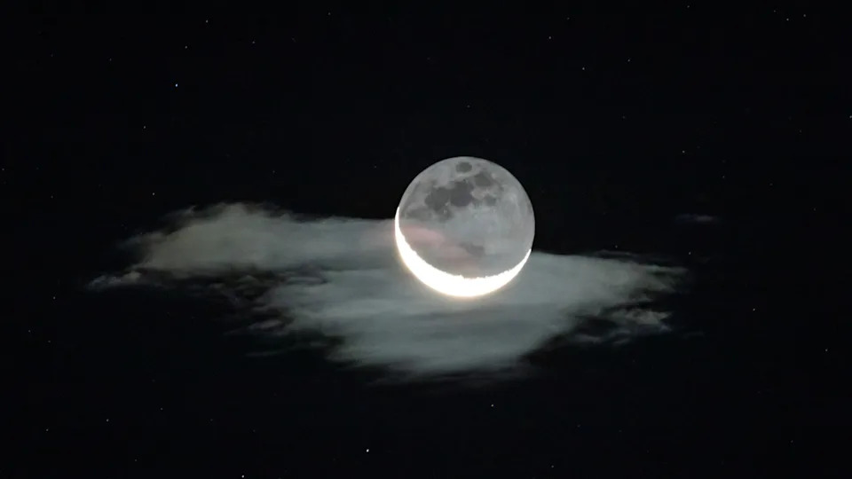 صورة توضح ظاهرة Earthshine ، حيث يمكن رؤية القمر الهلال بجوار بقية القمر الأكبر