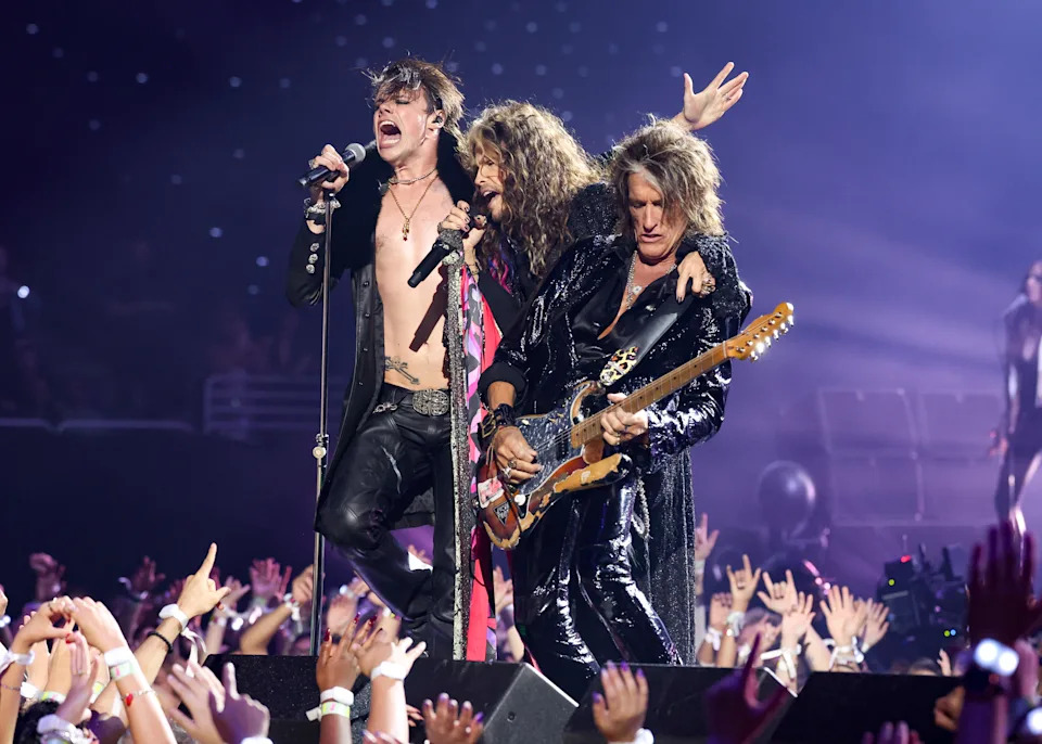 من اليسار: Yungblud و Steven Tyler و Joe Perry.