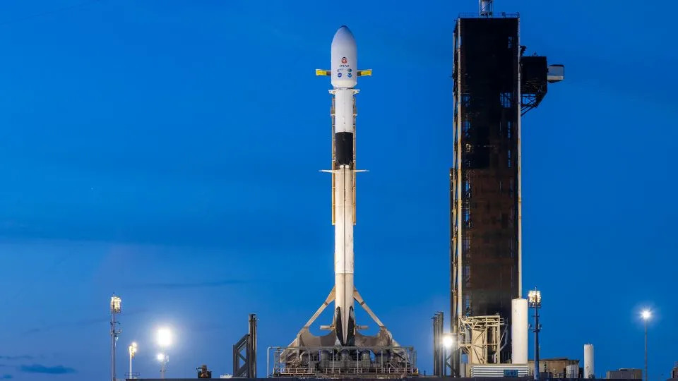 يقف صاروخ Spacex Falcon 9 مع IMAP's IMAP ، ومرصد Carruthers Geocorona ، و SWFO -L1 من NOAA رأسيًا في مجمع الإطلاق 39A في مركز كينيدي الفضائي في فلوريدا مع ارتفاع الشمس في 22 سبتمبر. - Spacex/NASA