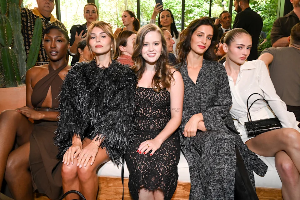 من اليسار: Isan Elba و Olivia Jade Giannulli و Ava Phillippe و Audrey McGraw و Leni Olumi Klum في Michael Kors Fashion Show.