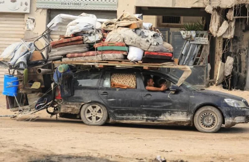 يفر الفلسطينيون النازحون وسط عملية عسكرية إسرائيلية ، بعد أن أمرت القوات الإسرائيلية سكان مدينة غزة بالإخلاء إلى الجنوب ، في مدينة غزة ، 14 سبتمبر 2025. (الائتمان: رويترز/دوود أبو ألكاس)