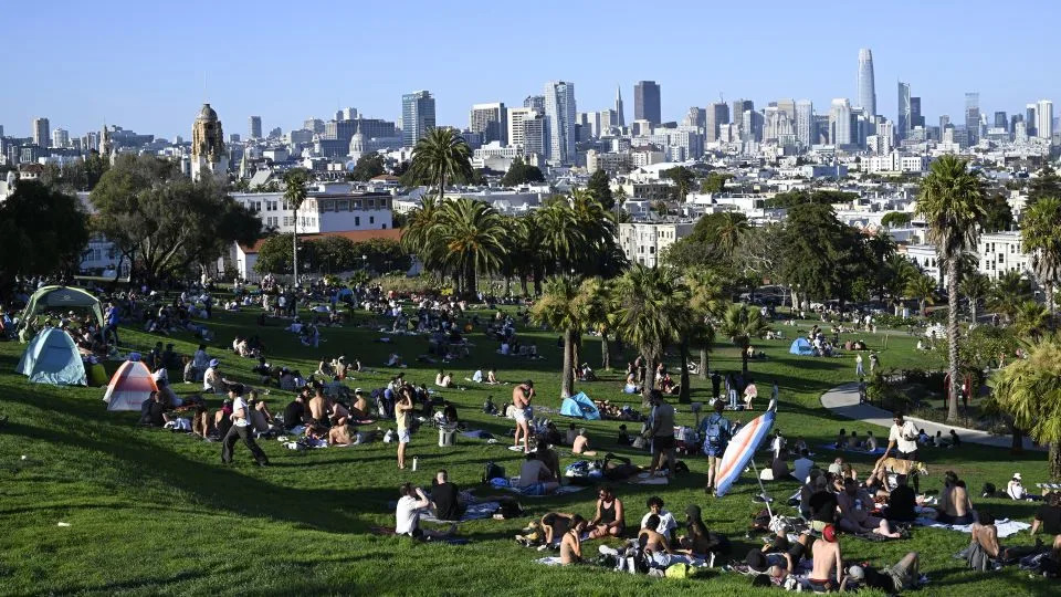 يستمتع الناس بالطقس الدافئ في Dolores Park في سان فرانسيسكو ، كاليفورنيا في 30 أغسطس 2025. - Tayfun Coskun/Anadolu/Getty Images