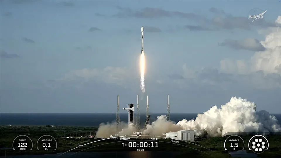 يتسلق صاروخ Spacex Falcon 9 بعيدًا عن Pad 40 في محطة Cape Canaveral Space Force ، مما يعزز سفينة Cygnus XL الخاصة بـ Northrop Grumman باتجاه المدار في رحلة إلى المحطة الفضائية الدولية. / الائتمان: SpaceX