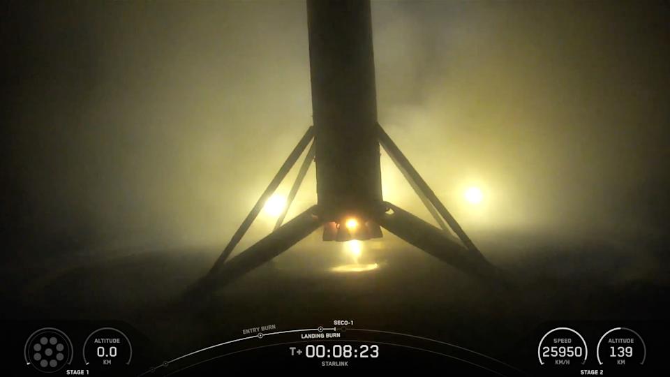 تقع المرحلة الأولى من صاروخ Spacex Falcon 9 على سطح السفينة بدون طيار بعد فترة وجيزة من إطلاق 24 STARLINK من قاعدة فاندنبرغ الفضائية في كاليفورنيا في 26 سبتمبر 2025.