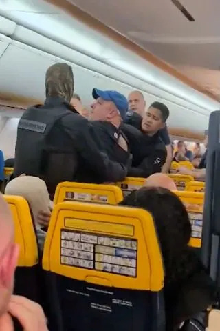 SWNS تتم إزالة راكب Ryanair من قبل الشرطة الفرنسية.
