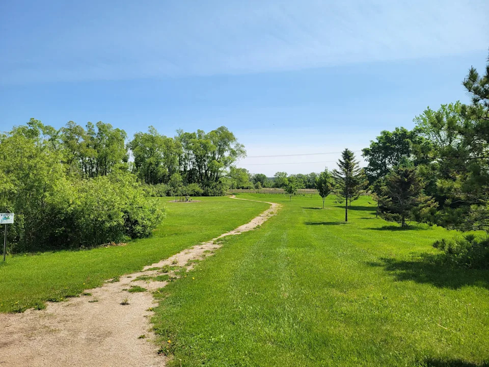 مسارات في Gottfried Prairie & Arboretum Wind من خلال البراري الهادئ بالقرب من جامعة درايف في فوند دو لاك.