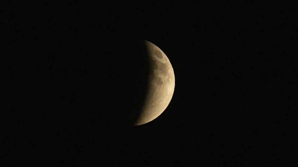 تم تصوير القمر بنصفه الأيمن مضاءة ويساعده يستحم في الظل.