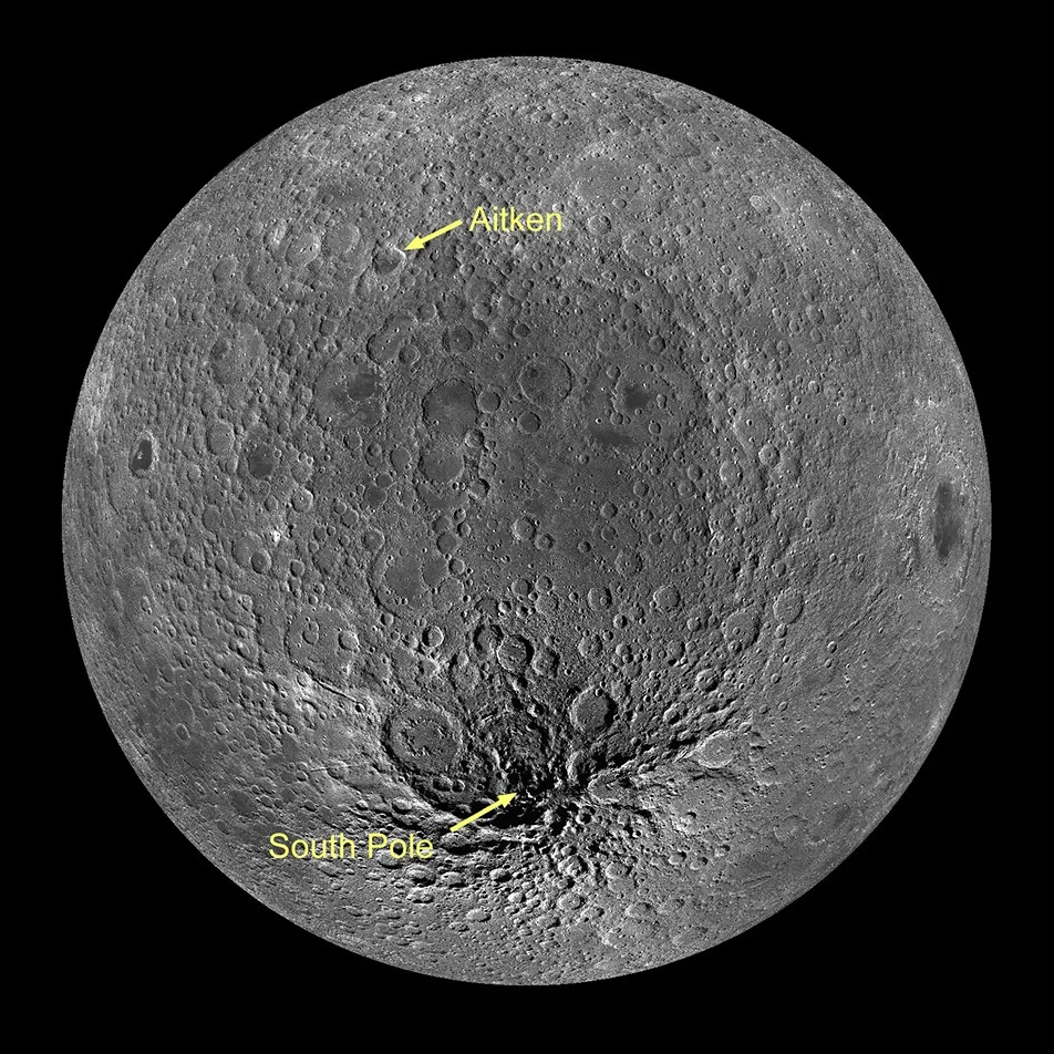 منظر لأكبر ميزة تأثير القمر ، حوض القطب الجنوبي. تمتد هذه المنطقة بين Aitken Crater والقطب الجنوبي (وبالتالي الاسم). تسلط الصورة الضوء على مدى تأثير هذا الحدث القديم على الجانب البعيد للقمر.