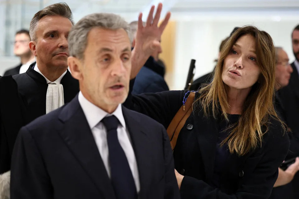 السيد Sarkozy و Carla Bruni-Sarkozy في محكمة في باريس بعد أن أدين الرئيس الفرنسي السابق بالتآمر الجنائي