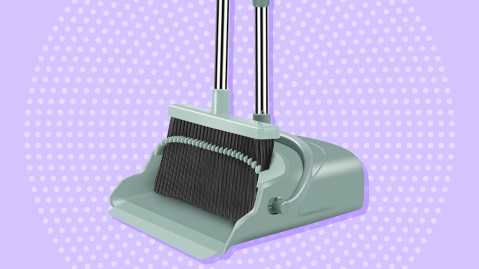 مجموعة Teal Broom و Dustpan على خلفية أرجوانية
