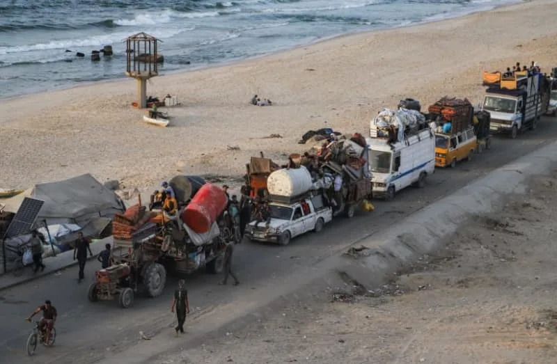يفر الفلسطينيون بممتلكاتهم من قطاع غزة الشمالي ومدينة غزة إلى مناطق أكثر أمانًا ، في 22 سبتمبر 2025 (الائتمان: خليل كاهلوت/فلاش 90)