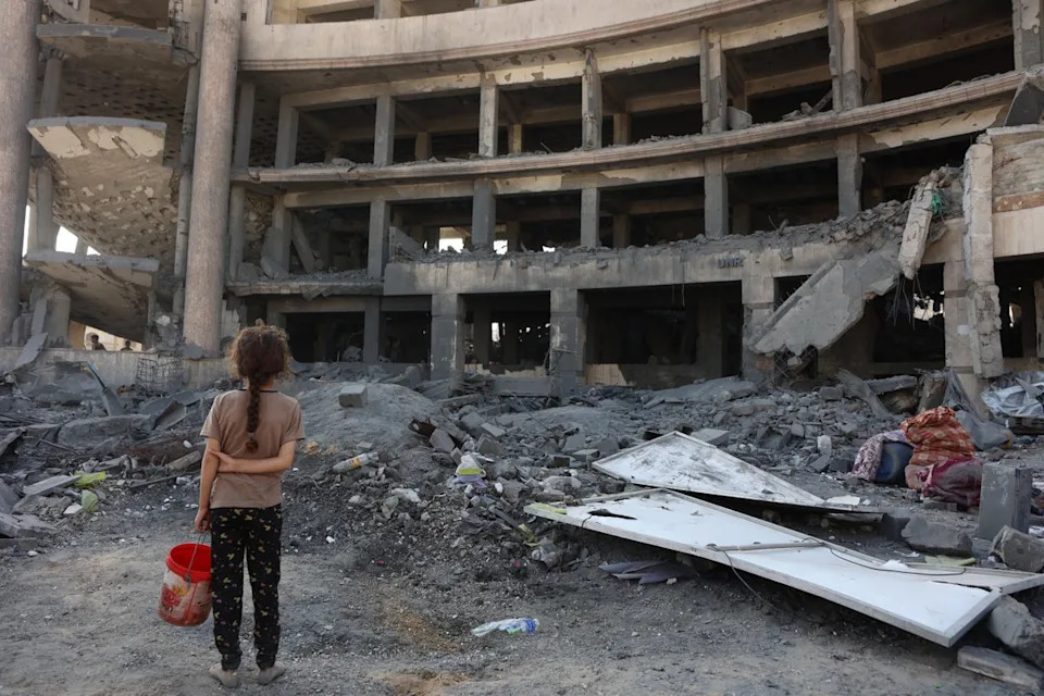 فتاة فلسطينية في الحطام بعد إضراب بين عشية وضحاها على مركز الشيخ رادوان الصحي في شمال مدينة غزة (AFP/Getty)