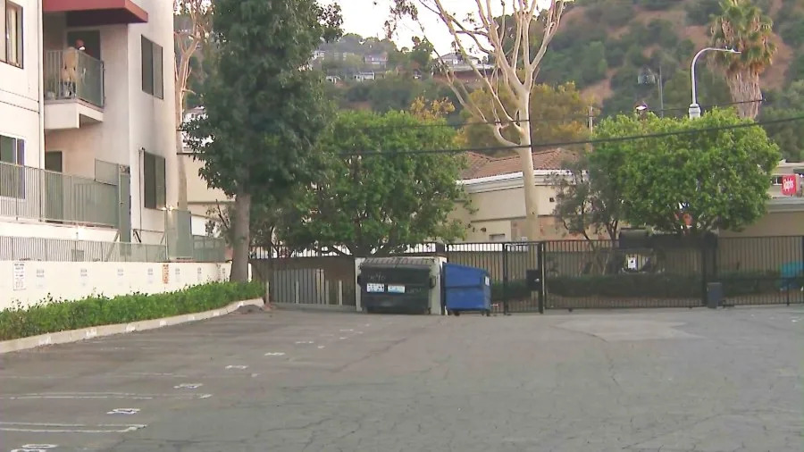 يقع معسكر المشردين خارج بوابات مجمع سكني Studio City. (KTLA)