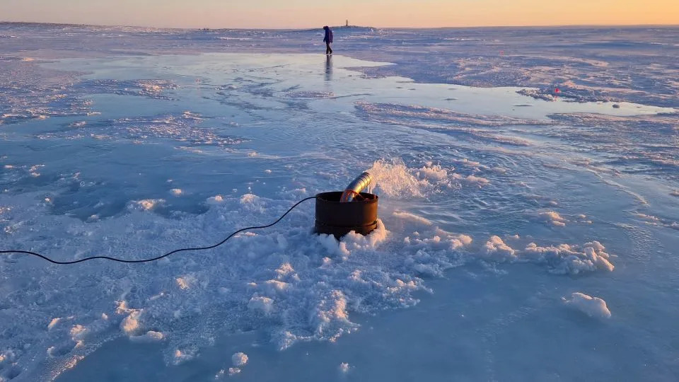 تجربة تديرها شركة Startup Real Ice Pumps على الجليد في خليج كامبريدج ، كندا ، في 23 يناير 2024. والهدف من سماكة واستعادة الجليد البحري المختفي في القطب الشمالي. - جليد حقيقي