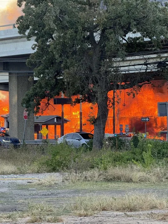 حريق كبير في فندق شاغر بالقرب من حرم UT يندلع في Flames (مجاملة NIC)