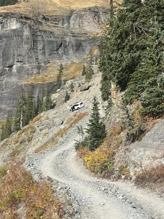 كيا تيلورايد عالق على طريق الدب الأسود بالقرب من شلالات الحجاب الزفاف. (بإذن من مكتب شريف مقاطعة سان ميغيل)