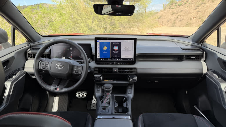لوحة القيادة لسيارة تويوتا RAV4 GR Sport موديل 2026