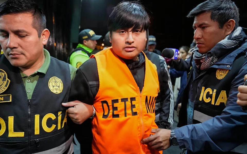 توني Janzen Valverde Victoriano مرافقة إلى مركز للشرطة في ليما ، بيرو ، بعد أن ألقي القبض عليه من قبل الشرطة