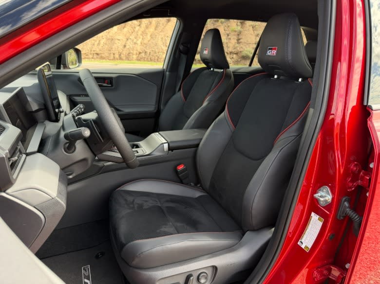 المقاعد الأمامية لسيارة تويوتا RAV4 GR Sport موديل 2026