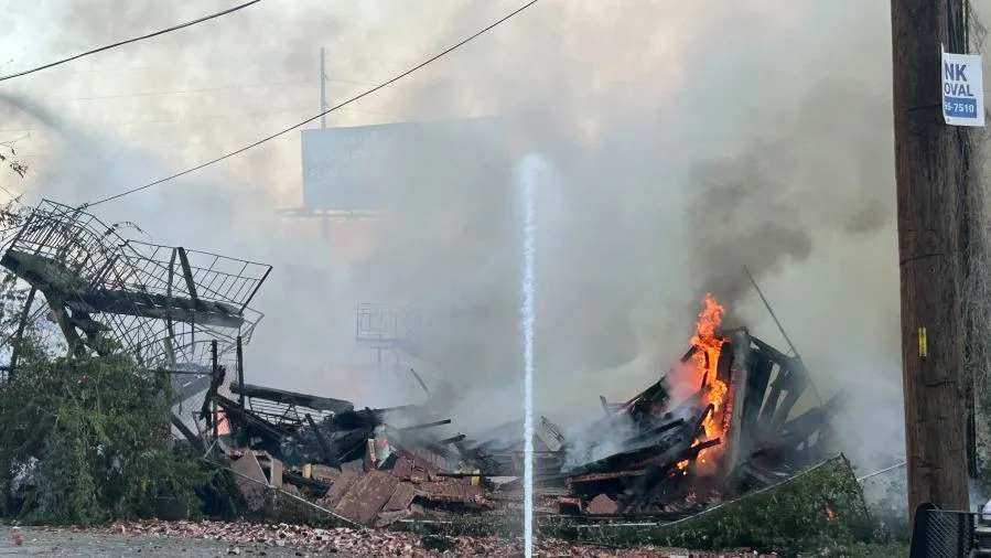 حريق بالقرب من I-35 شمال حرم UT مساء الأحد (فرانك مارتينيز/KXAN)