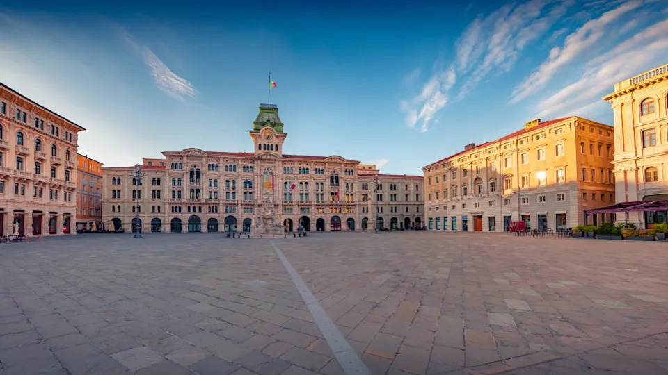 منظر بانورامي للصيف، منظر المدينة، تريستا، إيطاليا، أوروبا. منظر صباحي مذهل لمعلم سياحي شهير - ساحة وحدة إيطاليا. خلفية مفهوم السفر