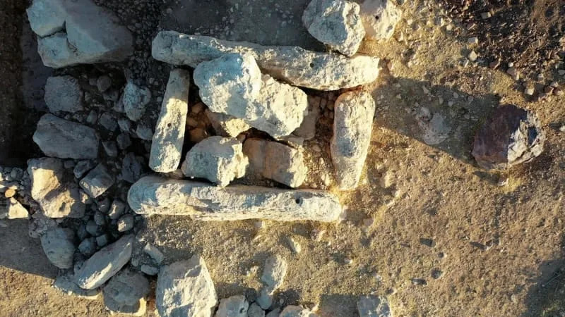 Dolmen L.7008، منصة مبنية على اليسار، تربط الجدار بالزاوية السفلية اليسرى. (مصدر الصورة: المناظر الطبيعية الشعائرية لمشروع المريغات، سوزان كيرنر)