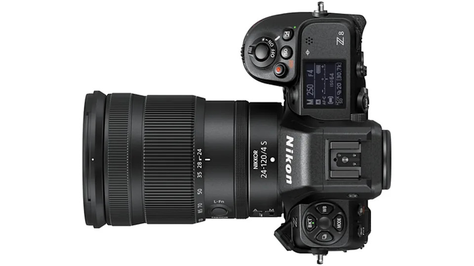 نيكون Z8 وعدسة NIKKOR Z مقاس 24-120 مم f4 S على خلفية بيضاء