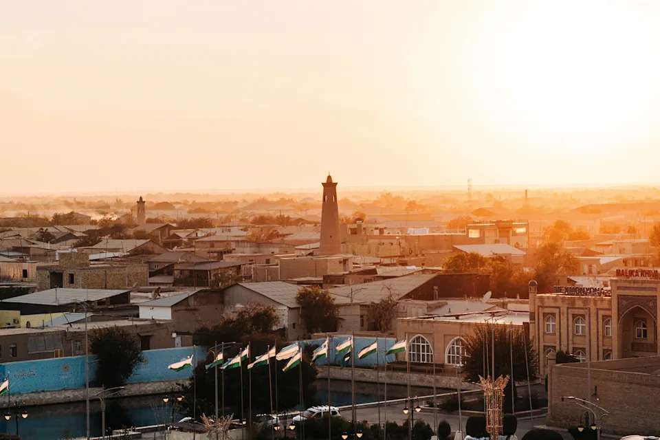 لقطة جوية غامضة لمدينة من العصور الوسطى ذات أسقف مسطحة في وهج الصباح.