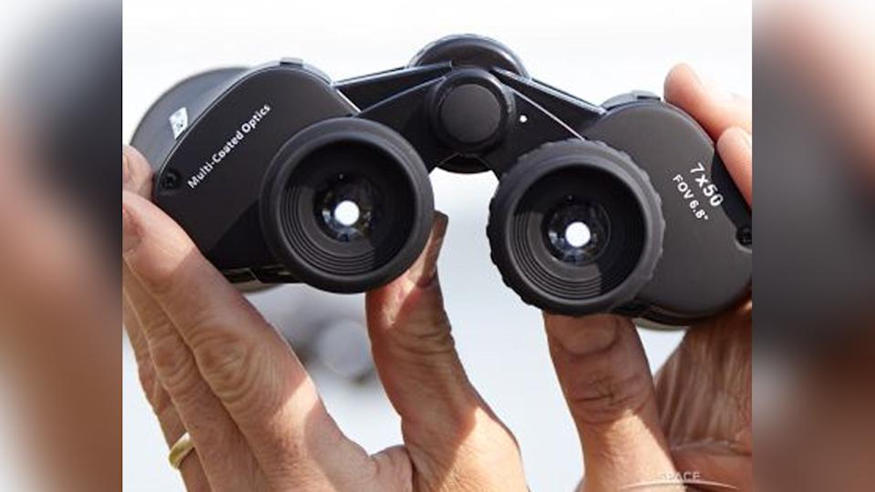 Celestron Cometron 7x50 مناظير في اليد