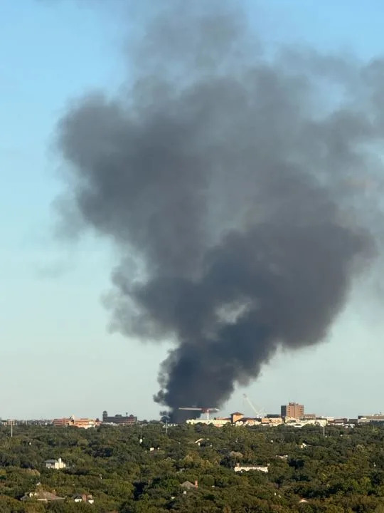 الدخان الأسود يتصاعد فوق أوستن مساء الأحد (مجاملة النائب مايكل ماكول)