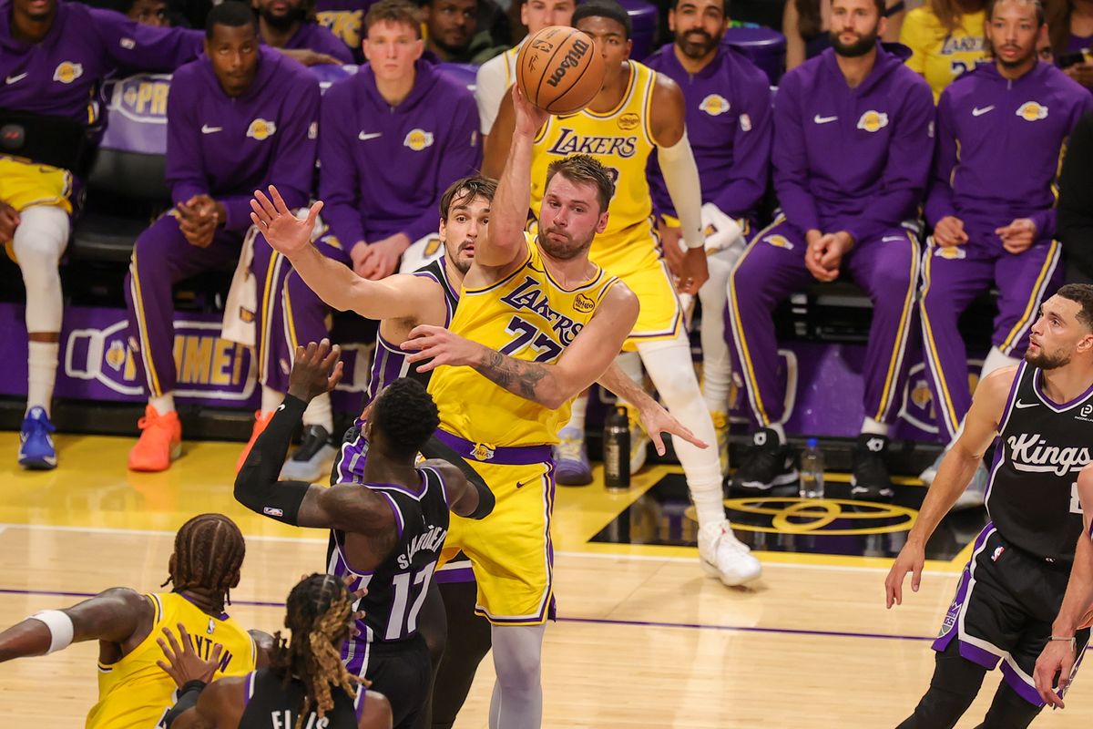# 77 PG Luka Doncic من لوس أنجلوس ليكرز يمرر إلى زميله خلال مباراة الدوري الاميركي للمحترفين ضد سكرامنتو كينغز في 17 أكتوبر 2025 في لوس أنجلوس، كاليفورنيا. # 77 PG Luka Doncic من لوس أنجلوس ليكرز يمرر إلى زميله خلال مباراة الدوري الاميركي للمحترفين ضد سكرامنتو كينغز في 17 أكتوبر 2025 في لوس أنجلوس، كاليفورنيا.