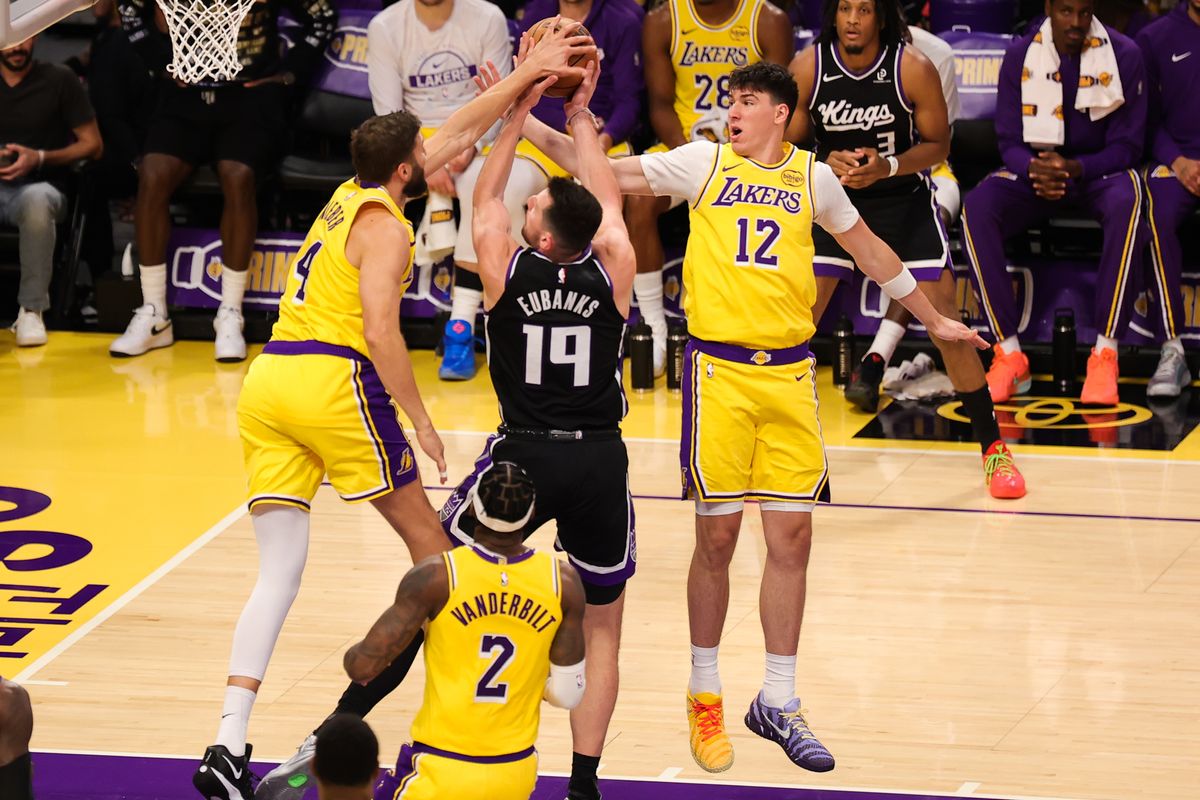 # 12 F Jake LaRavia و # 14 C Maxi Kleber من فريق Los Angeles Lakers يحاولان صد تسديدة على الدفاع خلال مباراة NBA ضد Sacramento Kings في 17 أكتوبر 2025 في لوس أنجلوس، كاليفورنيا. # 12 F Jake LaRavia و # 14 C Maxi Kleber من فريق Los Angeles Lakers يحاولان صد تسديدة على الدفاع خلال مباراة NBA ضد Sacramento Kings في 17 أكتوبر 2025 في لوس أنجلوس، كاليفورنيا.