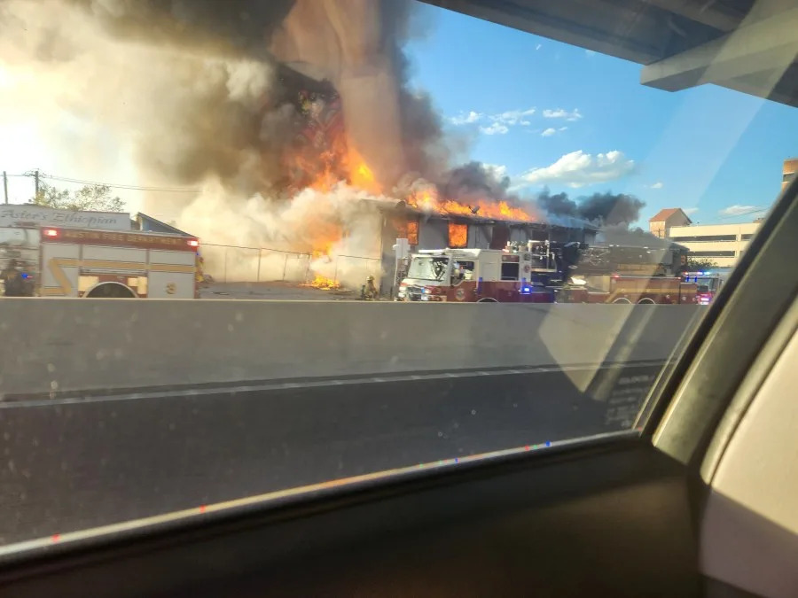 حريق بالقرب من كتلة 2900 من طريق الخدمة الشمالية I-35 مساء الأحد