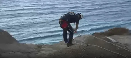 تحطم طيبة بالقرب من سان دييغو كليف ينتهي دون إصابة (الصورة: FOX 5/KUSI) 