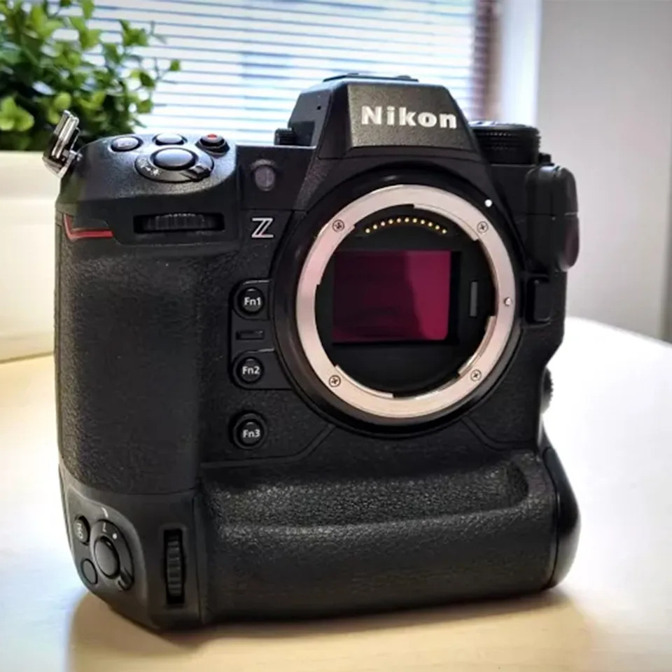 كان جسم Nikon Z9 جالسًا على طاولة بالداخل