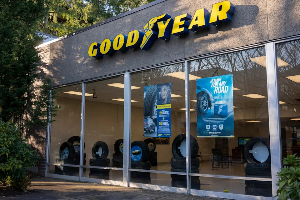 Goodyear Tyre Shop الخارجي مع نوافذ العرض التي تعرض الإطارات والملصقات الترويجية